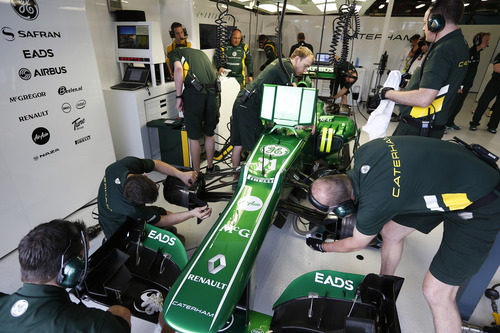 Trabajo dentro del box de Caterham