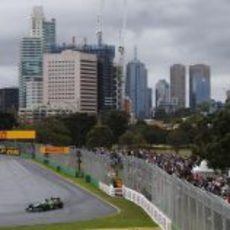 Giedo van der Garde pilota bajo la lluvia