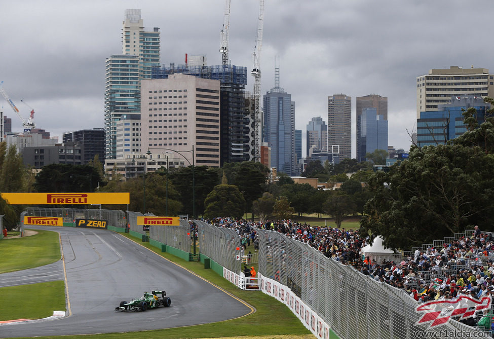 Giedo van der Garde pilota bajo la lluvia