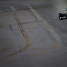 Lewis Hamilton pilota su Mercedes en la lluvia