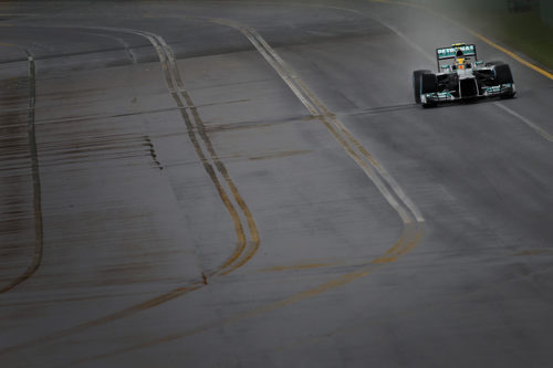 Lewis Hamilton pilota su Mercedes en la lluvia