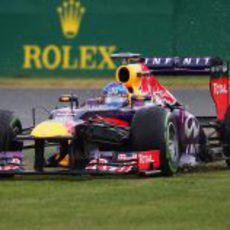 Sebastian Vettel, por la hierba con su RB9