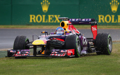 Sebastian Vettel, por la hierba con su RB9