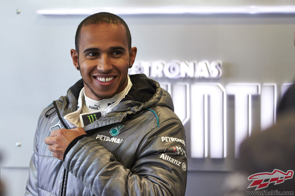 Lewis Hamilton sonríe, las sensaciones del W04 son buenas