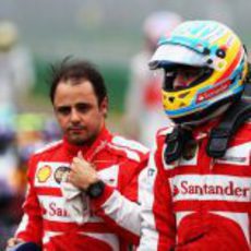 Fernando Alonso y Felipe Massa en el parque cerrado