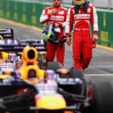 Fernando Alonso echa un vistazo al RB9