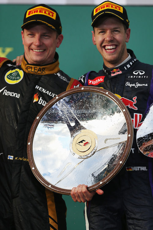 Kimi Räikkönen y Sebastian Vettel sonríen en el podio