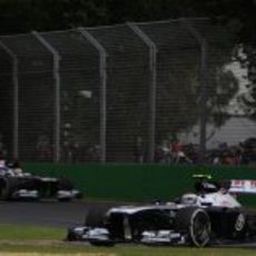 Valtteri Bottas sostiene a Pastor Maldonado