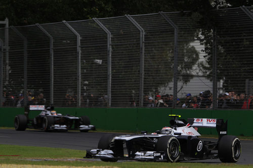 Valtteri Bottas sostiene a Pastor Maldonado