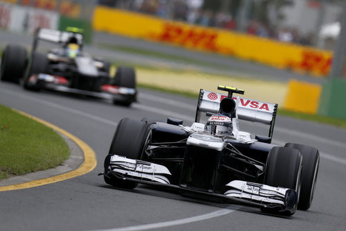 Valtteri Bottas por delante de Esteban Gutiérrez