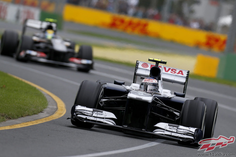 Valtteri Bottas por delante de Esteban Gutiérrez