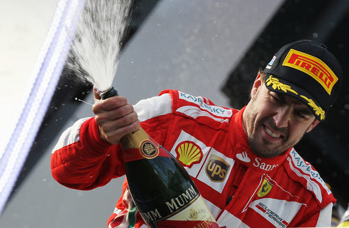 Fernando Alonso descorcha el champagne en el podio