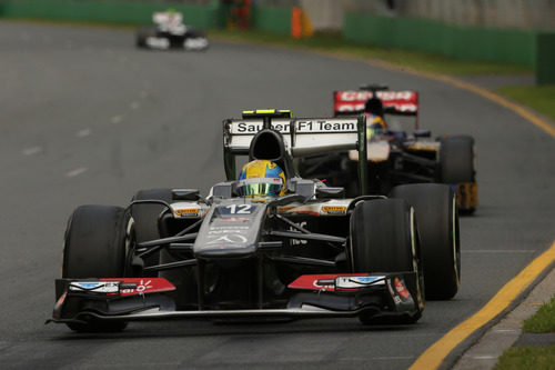 Esteban Gutiérrez rueda por delante de Jean Eric Vergne