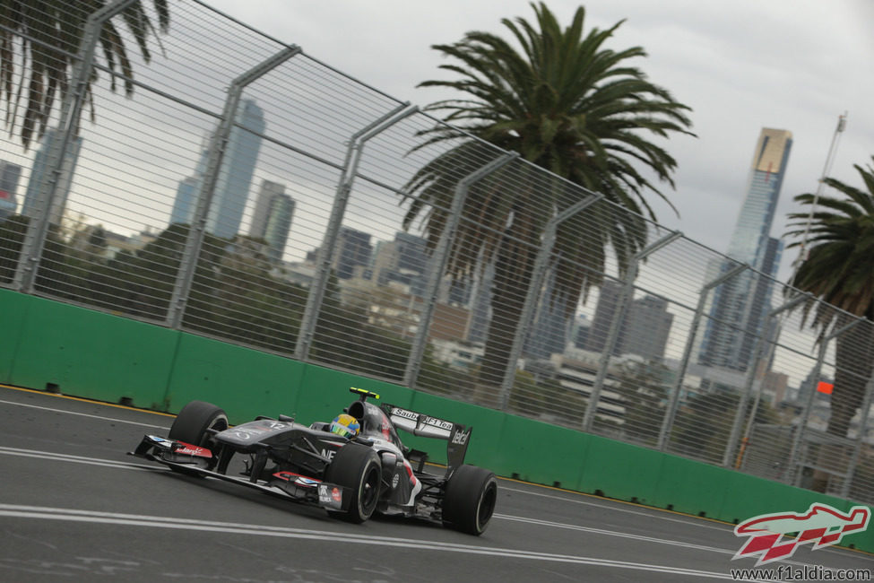 Esteban Gutiérrez rueda junto a las palmeras de Albert Park