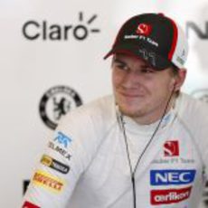 Nico Hülkenberg intenta sonreir a pesar de no poder disputar el Gran Premio