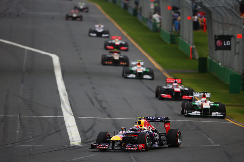 Mark Webber trata de recuperar posiciones en Melbourne