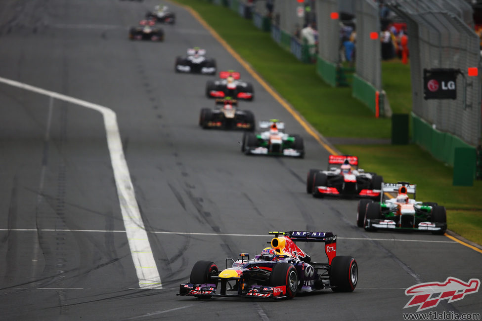 Mark Webber trata de recuperar posiciones en Melbourne