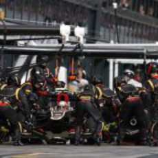 Romain Grosjean entra a boxes para cambiar neumáticos