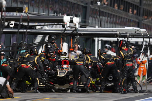 Romain Grosjean entra a boxes para cambiar neumáticos
