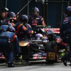 Daniel Ricciardo hace una parada en boxes para cambiar neumáticos