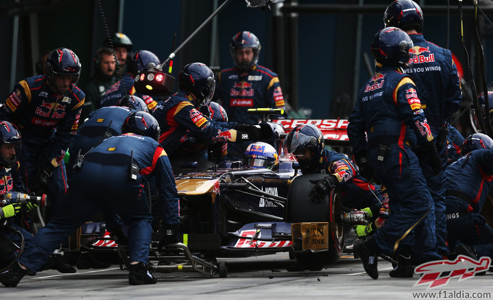 Daniel Ricciardo hace una parada en boxes para cambiar neumáticos