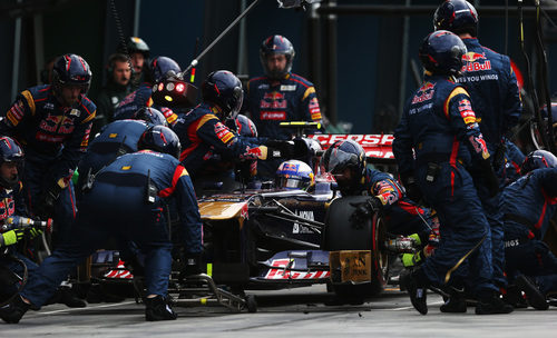 Daniel Ricciardo hace una parada en boxes para cambiar neumáticos