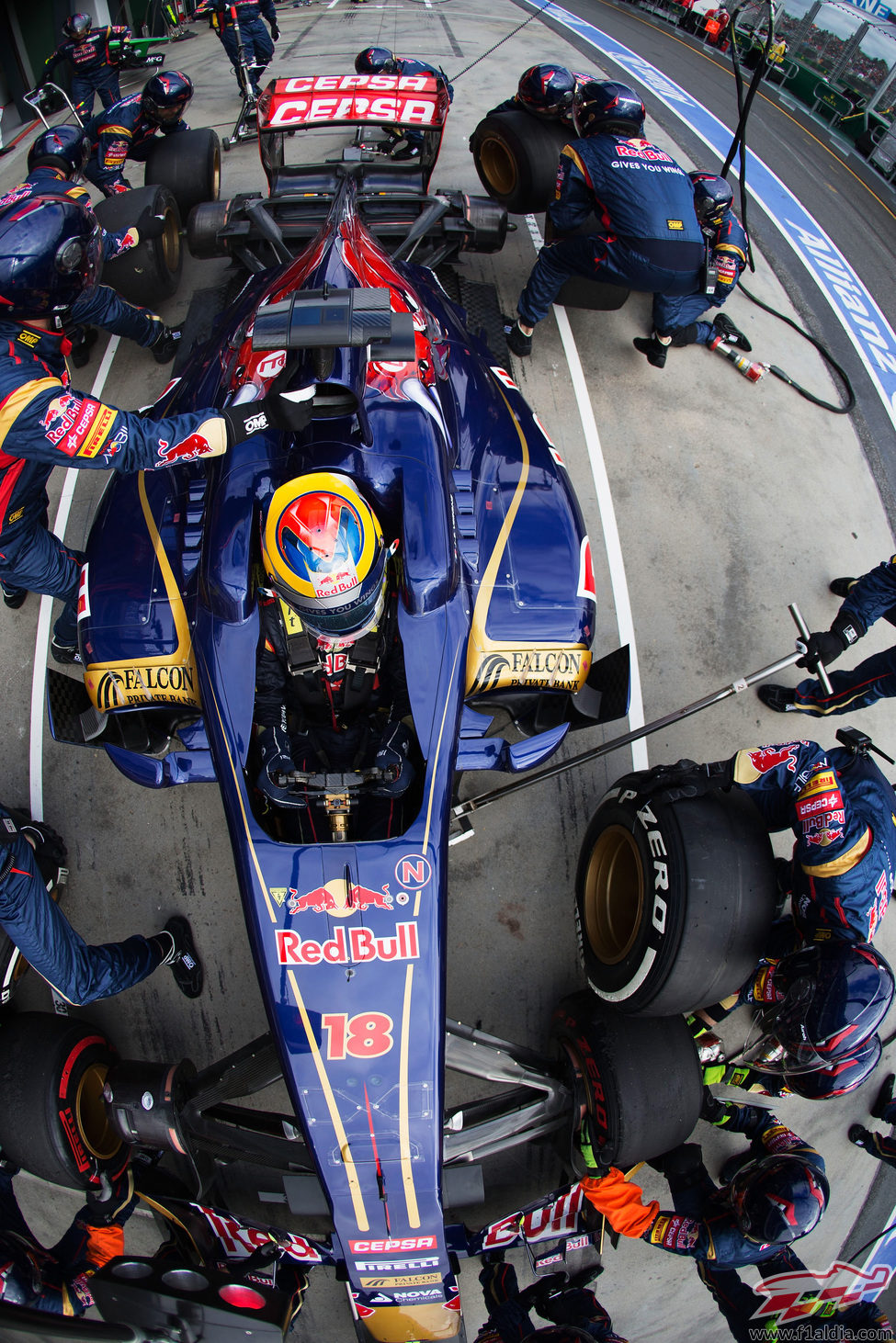 Jean-Eric Vergne hace una parada para cambiar neumáticos en el GP de Australia