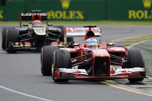 Fernando Alonso perseguido por Kimi Räikkönen