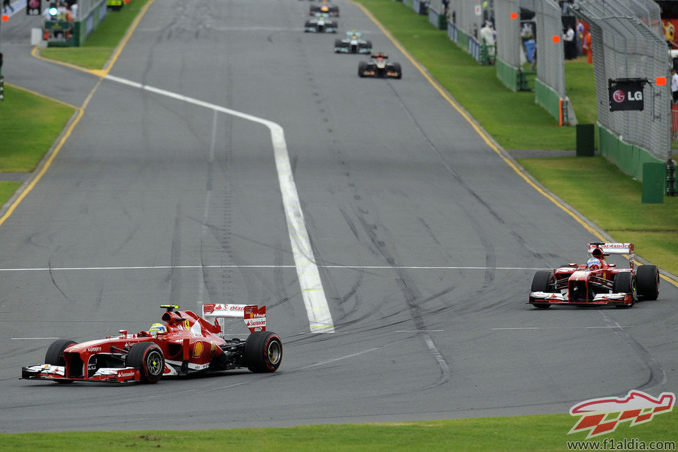 Felipe Massa con Fernando Alonso a la zaga tras la salida