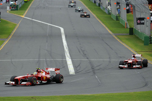 Felipe Massa con Fernando Alonso a la zaga tras la salida
