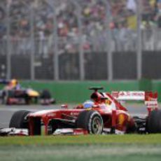 Fernando Alonso y Sebastian Vettel al fondo