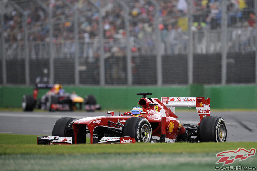 Fernando Alonso y Sebastian Vettel al fondo