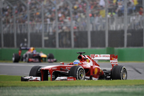 Fernando Alonso y Sebastian Vettel al fondo