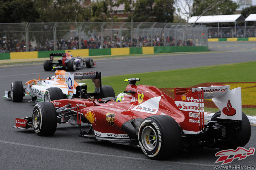 Felipe Massa persiguiendo a Adrian Sutil y Sebastian Vettel