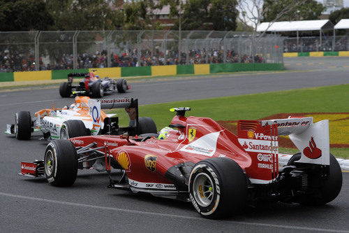 Felipe Massa persiguiendo a Adrian Sutil y Sebastian Vettel