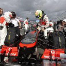 Sergio Pérez subiéndose a su McLaren momentos antes de la salida