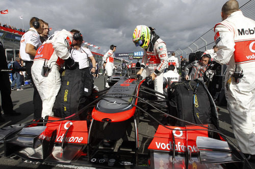Sergio Pérez subiéndose a su McLaren momentos antes de la salida