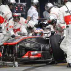 Jenson Button hace su parada en boxes en la carrera del GP de Australia