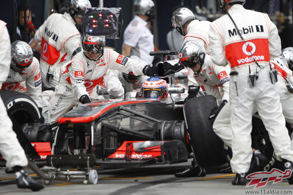 Jenson Button hace su parada en boxes en la carrera del GP de Australia