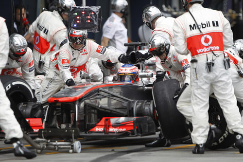 Jenson Button hace su parada en boxes en la carrera del GP de Australia