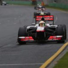 Sergio Pérez lidera un grupo de coches durante la carrera en Melbourne