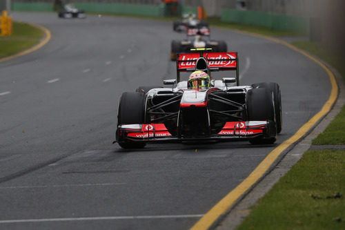 Sergio Pérez lidera un grupo de coches durante la carrera en Melbourne