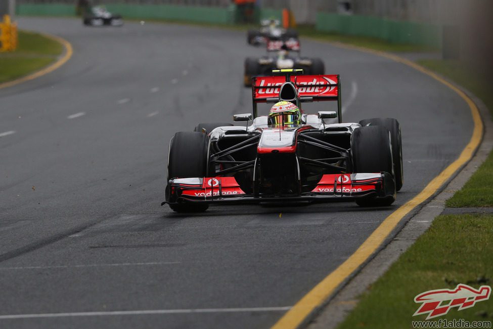 Sergio Pérez lidera un grupo de coches durante la carrera en Melbourne