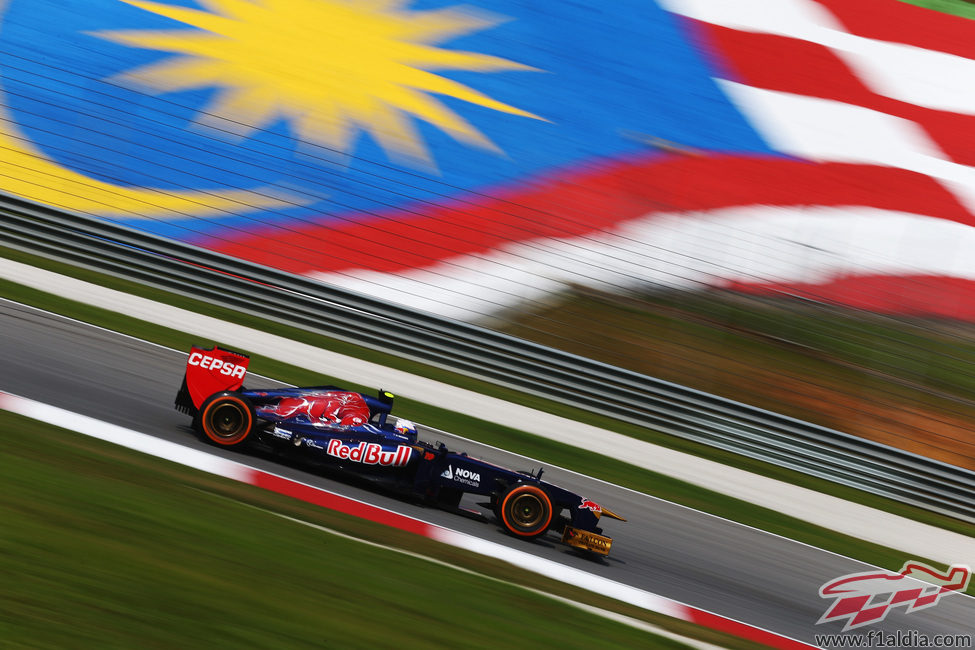 Daniel Ricciardo en los primeros instantes de los libres en Malasia