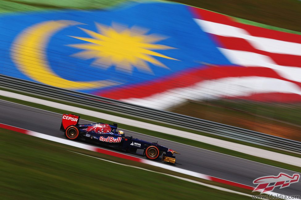 Jean-Eric Vergne y su Toro Rosso sobre el asfalto del Circuito de Sepang