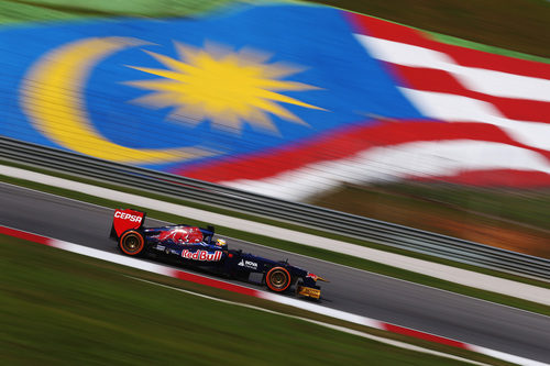 Jean-Eric Vergne y su Toro Rosso sobre el asfalto del Circuito de Sepang