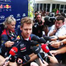 Sebastian Vettel atiende a la prensa en Malasia