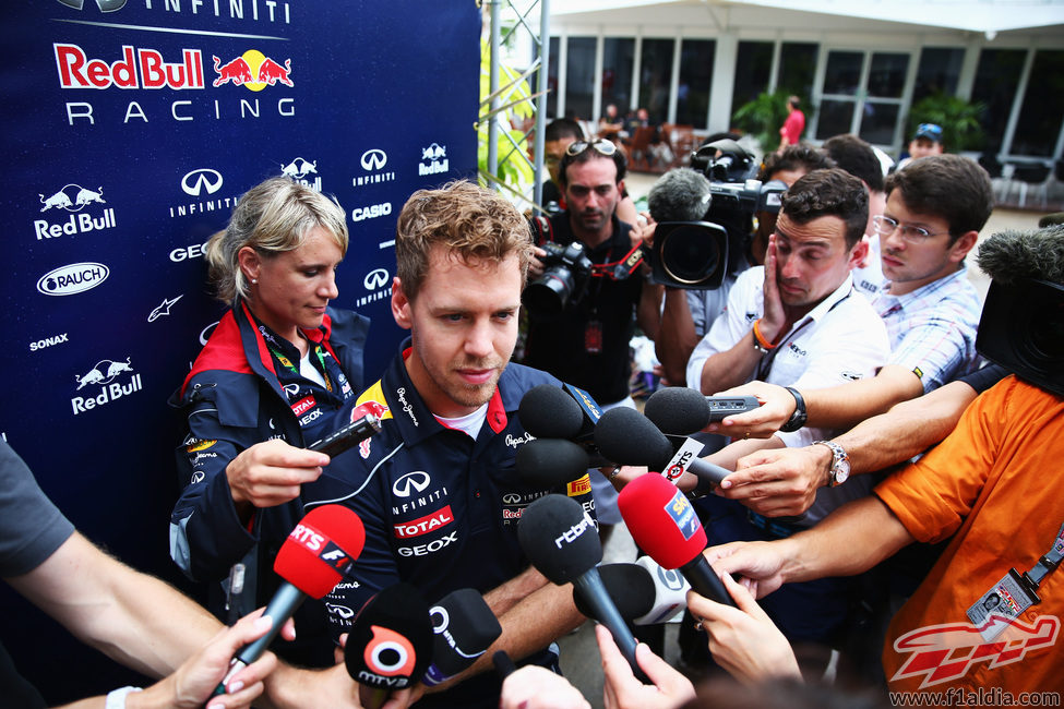 Sebastian Vettel atiende a la prensa en Malasia