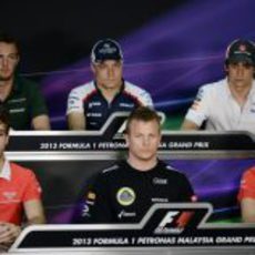 Los cinco rookies y Kimi Räikkönen en la rueda de prensa del jueves en Malasia