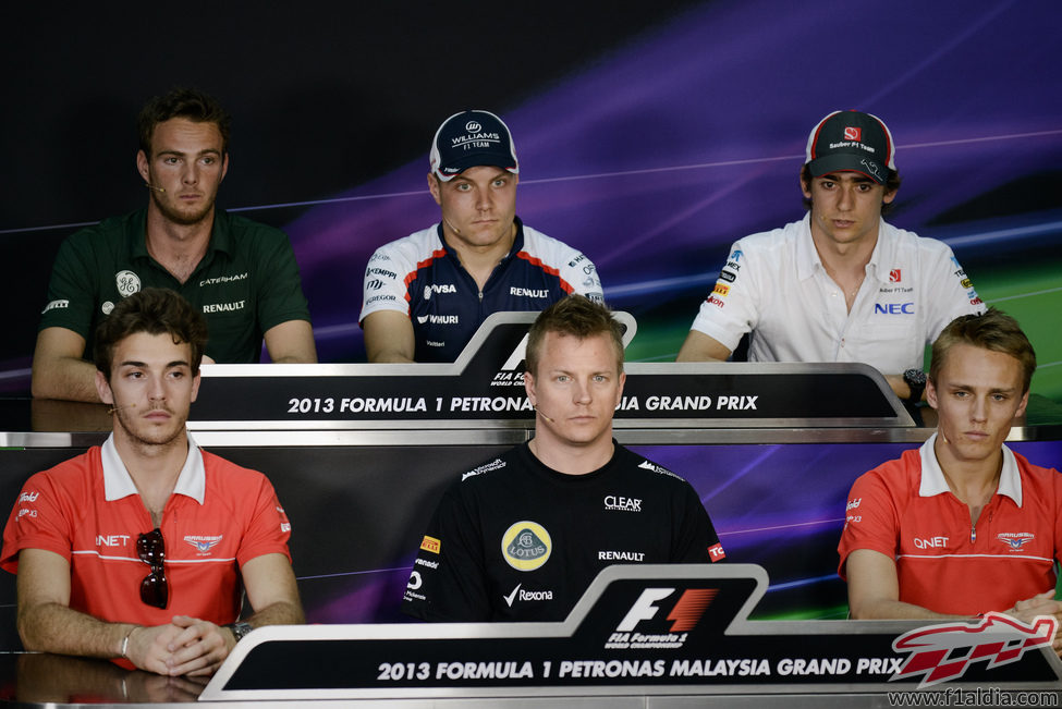 Los cinco rookies y Kimi Räikkönen en la rueda de prensa del jueves en Malasia